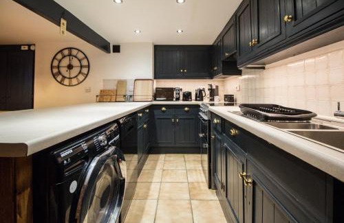 Brockholes House | Cosy Holmfirth Home Near Trails and Town Sleeps 5
