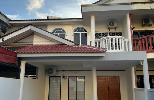 Kuantan House | Cosy home at center of Kuantan - 7 min from beach, 5 minutes from shopping mall