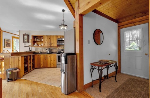 Clifton Royal House | Cosy Lake Paradise 4-Bed Retreat, Pet Friendly