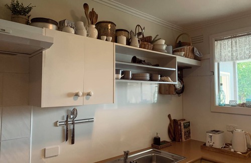 Lakes Entrance House | Cosy lakeside Family+Pet friendly 3 BR HolidayHOME
