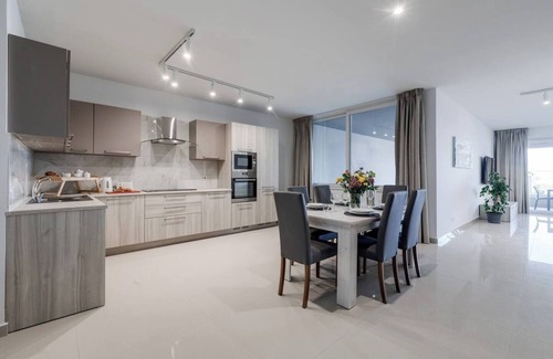 Għadira Apartment | Cosy Mellieħa apartment just steps from the beach 🏖️ with 3 bedrooms, 3 bathrooms, terrace & modern comforts—perfect for families, friends or business stays 🌴.
