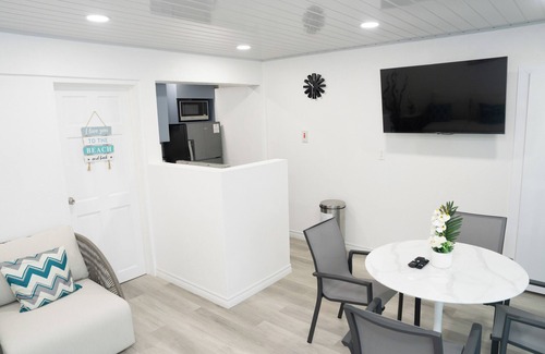 Sunset Crest Condo | Cosy one bedroom condo in Holetown, St. James with pool access!