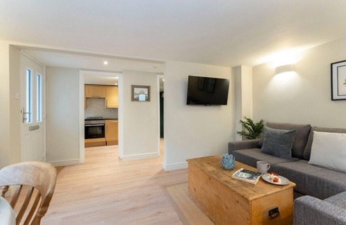 Montpellier House | Cosy Peaceful Self Contained Home in Montpellier