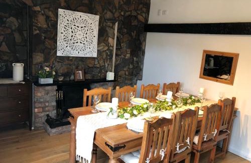 Bebington House | Cosy Rustic 3 bed cottage, great train links