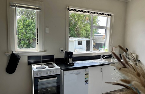 Oamaru House | Cosy seaside villa with a pool table!