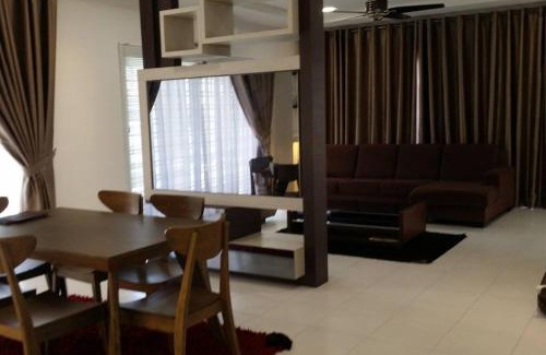 Sri Gading House | Cosy Spacious Homestay in Central Batu Pahat with Wifi & GENTING Clubhouse