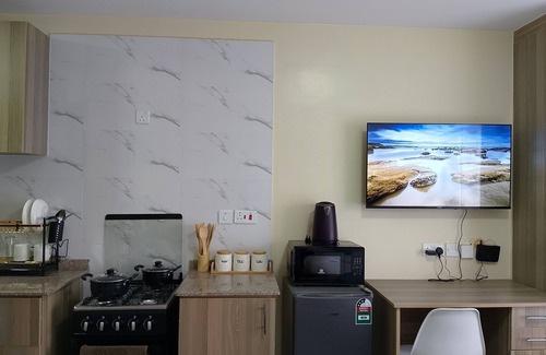 Nairobi West Apartment | Cosy Studio in Nairobi West, Close proximity to Airport, Shopping malls & Gym.