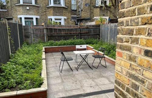 Bruce Grove House | Cosy Studio room with your own Garden in a House