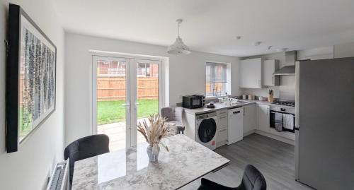 Ashchurch House | Cotswold Green Sleeps 5 with Free ev Charge