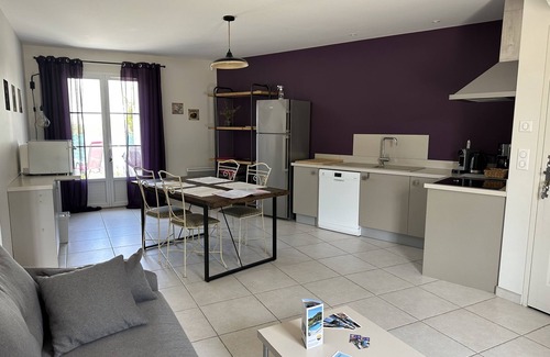 Crillon-le-Brave Cottage | COTTAGE Color LAVENDER