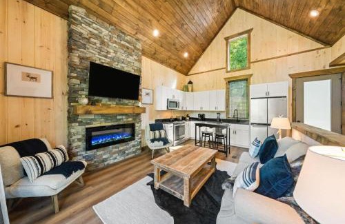 Sevierville House | Cottage Cove Oasis - Lakefront with Hot Tub