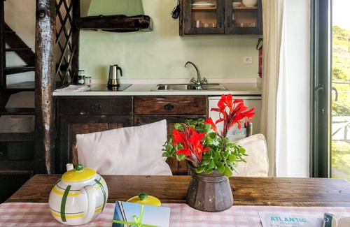 Arco da Calheta Cottage | Cottage Eira, charming getaway with Ocean View!