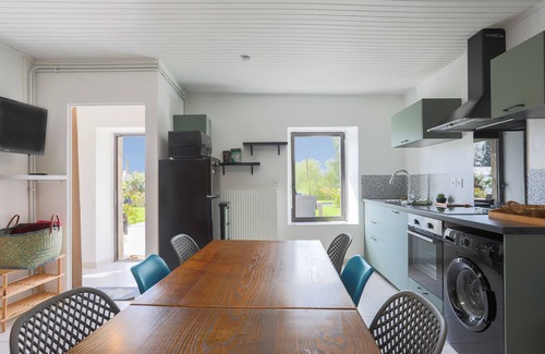 Guerlesquin Villa | Cottage 'Gite Avec Piscine 20min Plage' with Private Pool, Private Terrace and Wi-Fi