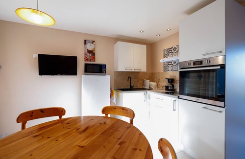 Cast House | Cottage 'Gite L'hermine' with Private Terrace, Shared Garden and Wi-Fi