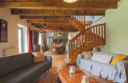 Plounerin House | Cottage 'Gîte Le Cornouaille - 10 Personnes' with Shared Pool, Shared Garden and Wi-Fi