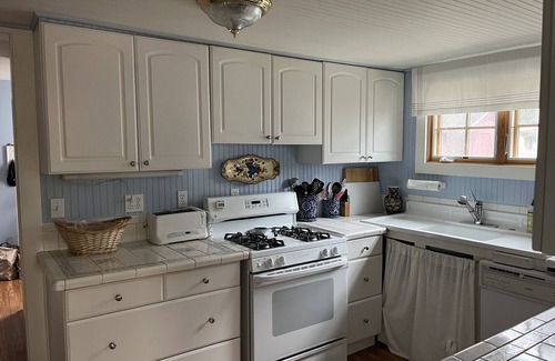 Bay View Cottage | Cottage in historic Bay View close to waterfront & walking trails