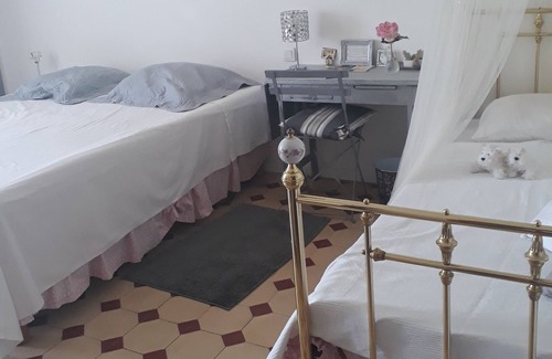 Capestang House | cottage in old vineyard