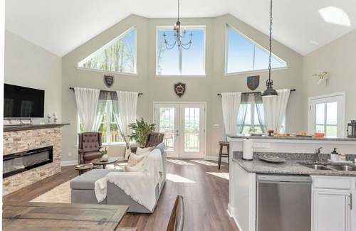 Arlington House | Cottage on a Private Vineyard with Scenic Views and Hot Tub