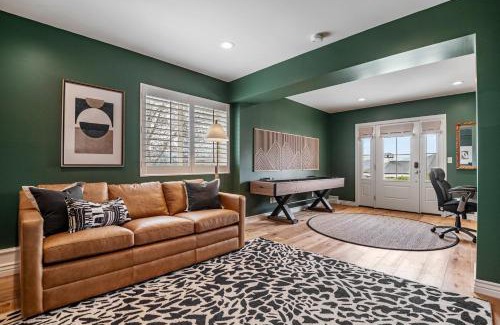 Heber House | Cottage on the hill sleeps 6 views gym office
