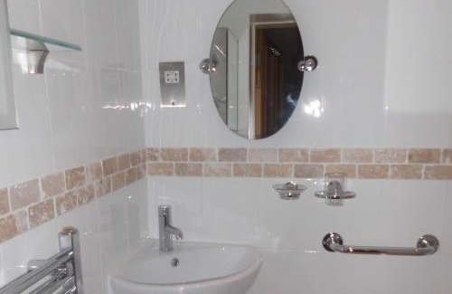 Knott End-on-Sea House | Cottage - Sleeps 5 - Hot Tub - Garden - Parking