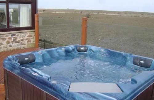 Knott End-on-Sea House | Cottage - Sleeps 5 - Hot Tub - Garden - Parking