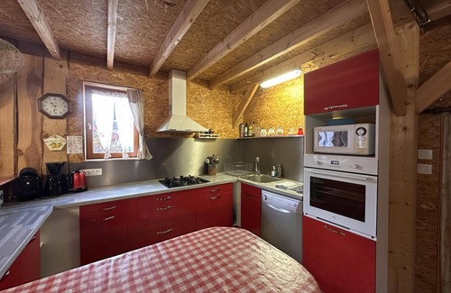 Vernusse Cottage | Cottage with covered pool, pets allowed in Vernusse