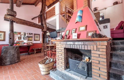 Piedimonte Etneo House | Cottage with hot tub