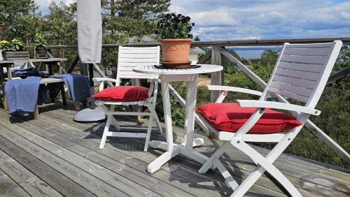 Roennaeng House | Cottage with sea view at Tjorn Island