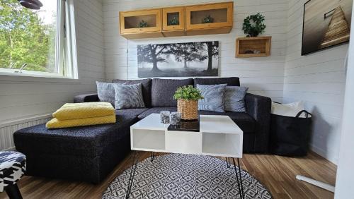 Roennaeng House | Cottage with sea view at Tjorn Island
