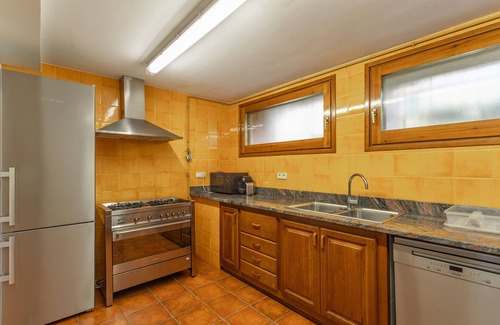 Santa Maria de Besora House | Country House 'Cisquet' with Mountain View, Shared Pool and Wi-Fi