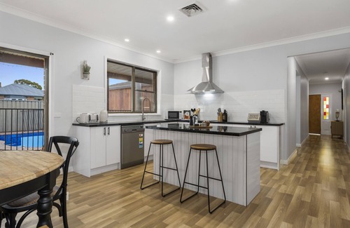 Cessnock House | Country Homestead - Pool, Hot Tub, Ducted Aircon