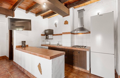 Malaga House | Country House 'La Cochera' with Lake View, Shared Pool and Wi-Fi