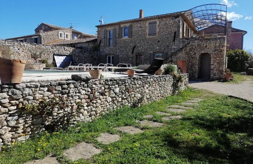 Roussillon Villa | Country house (sleeps 8, 10) in a quiet location, with a superb view of the Luberon.