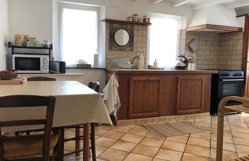 Ouerre Cottage | Countryside Retreat with Yoga and Massage Facilities, Near Historic Sites