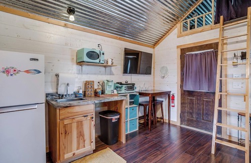 Paluxy Cabin | Couples Cabin Getaway Overlooking Pond
