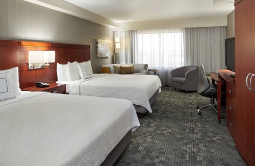Kingston Hotel | Courtyard by Marriott Kingston Highway 401/Division Street