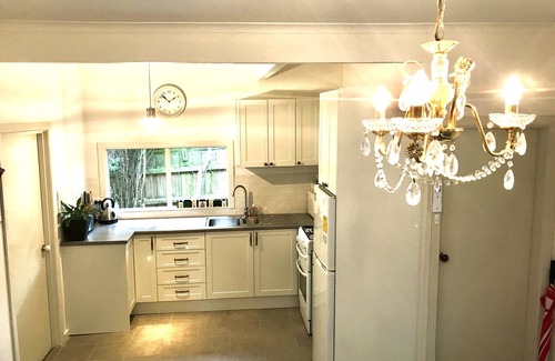 Healesville House | Courtyard Cottage - Vintage Beauty, Walk To Town. Pet-friendly. Garden & deck.