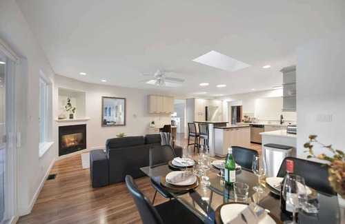 Youbou House | Cowichan Lake Manor Lakefront Retreat