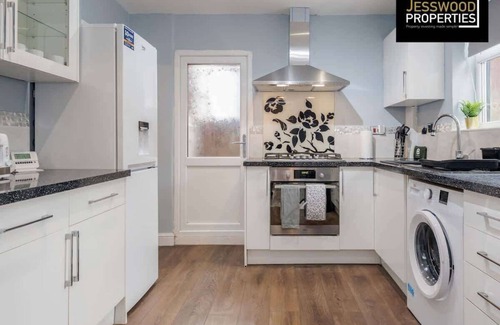 Luton House | Cowridge Beautiful 6BR Home, Contractors, Groups, Parking