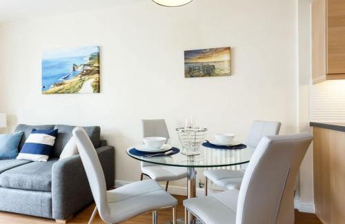 Hamworthy Apartment | Coxswain's Cabin - Moments from Hamworthy Beach and Park