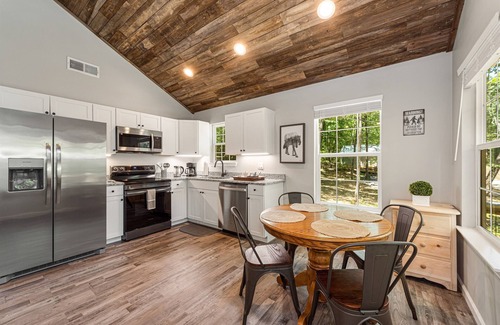 Fort Payne Cabin | Coyote Cabin on 92 acres beside DeSoto State Park | Fast Wi-Fi | Dog Friendly