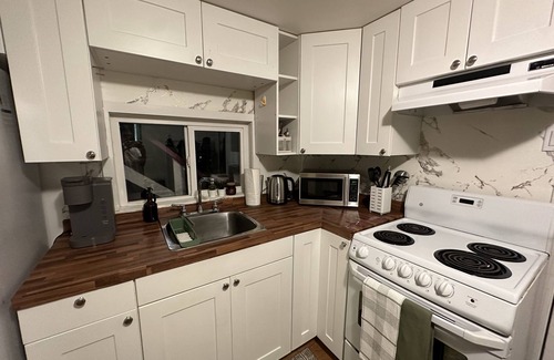 Hastings House | Cozy 1 bed/1 bath suite, 20min to downtown, near transit & grocery stores