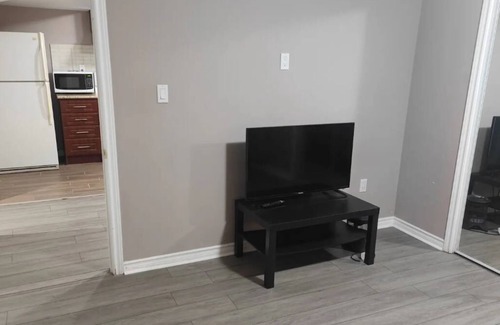 Brampton Apartment | Cozy 1-bedroom 1 bath basement with WiFi and AC in pleasant Brampton