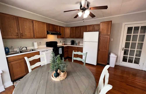 Nacogdoches House | Cozy 1 Bedroom Flat in the middle of town blocks to SFA and Downtown