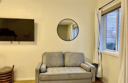 Arbor Heights House | Cozy 1 bedroom mother in law - private jacuzzi, near beach/parks