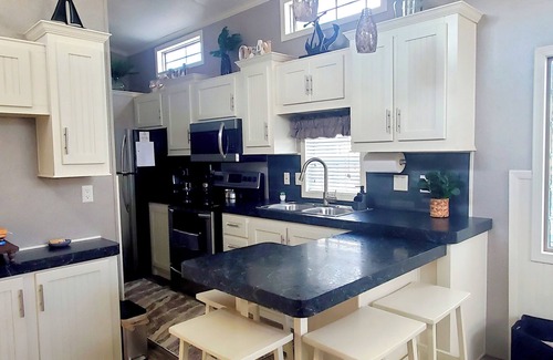 Ocean Ridge Of Brevard House | Cozy 1-bedroom tiny home in beautiful Melbourne Beach with the beach & pools!