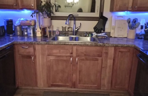 Lansing House | Cozy 1-bedroom with Hot Tub