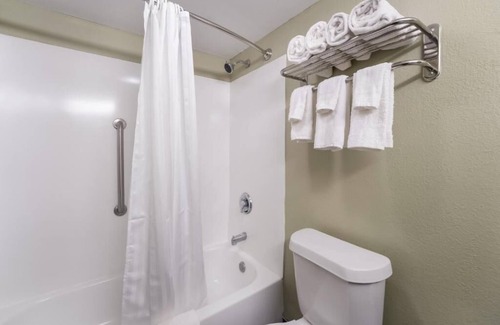 Columbus Hotel | Cozy 1 - room hotel in charming Columbus and Ft. Moore with AC, WiFi