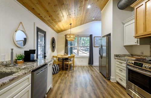Broken Bow Cabin | Cozy 1BR Cabin Getaway. Hot Tub, Fireplace & Peaceful Setting