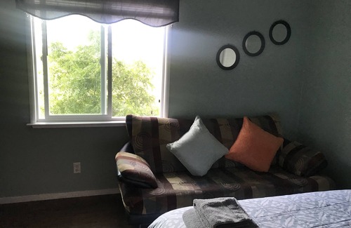 Oak Knoll - Redwood Park House | Cozy 2-Bd 1-Bt in Redwood City- Private & Peaceful